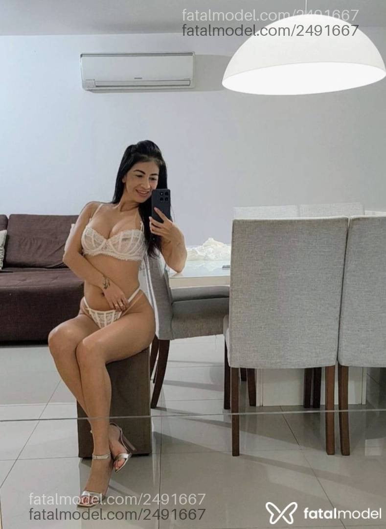 Acompanhante mulher loira (o) de olhos castanhos - Julia Becker
