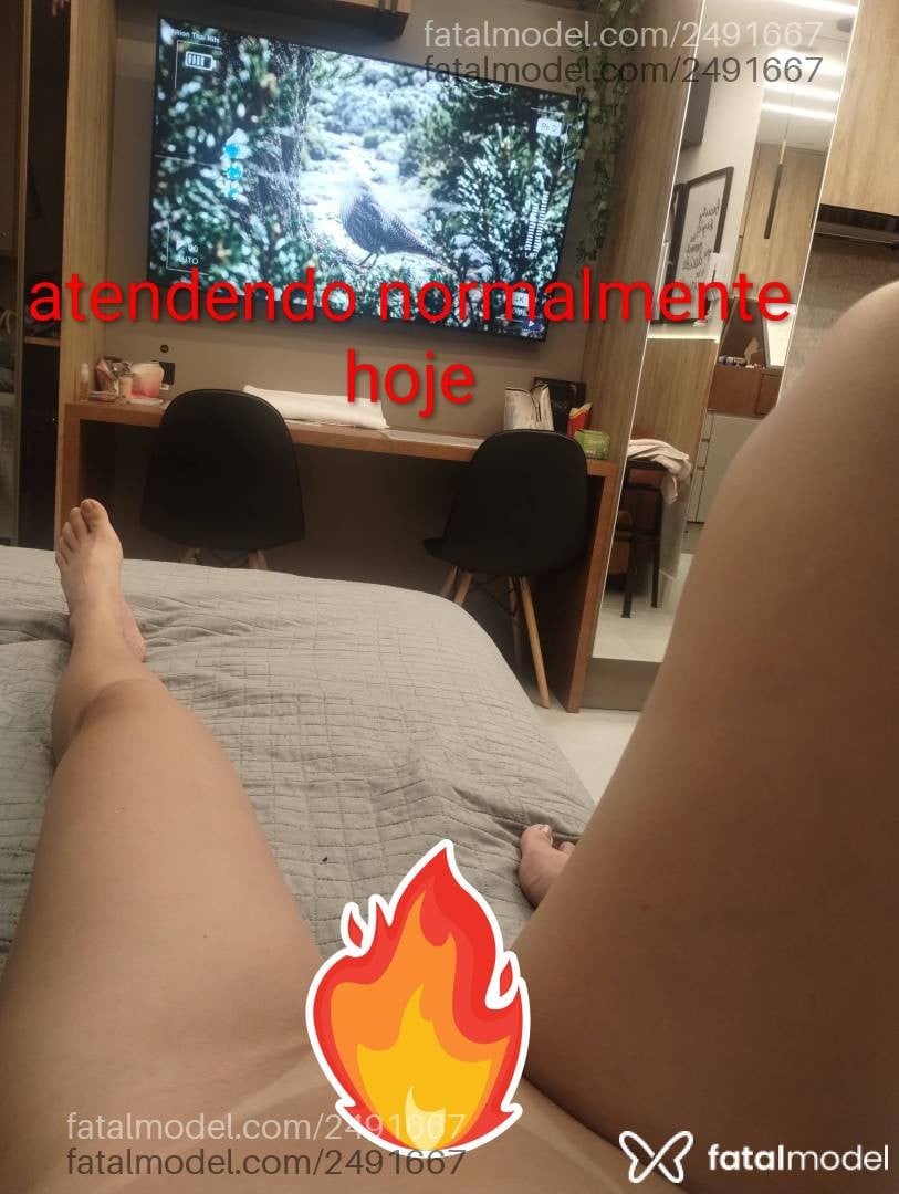 Acompanhante mulher loira (o) de olhos castanhos - Julia Becker