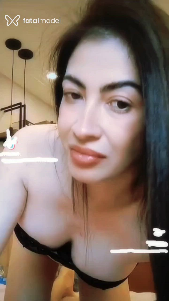 Acompanhante mulher loira (o) de olhos castanhos - Julia Becker