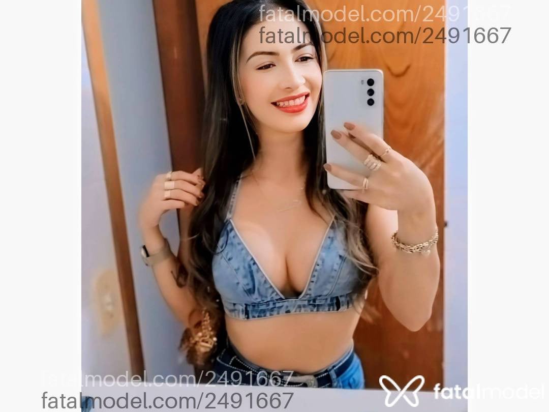 Acompanhante mulher loira (o) de olhos castanhos - Julia Becker