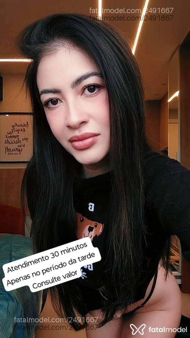 Acompanhante mulher loira (o) de olhos castanhos - Julia Becker