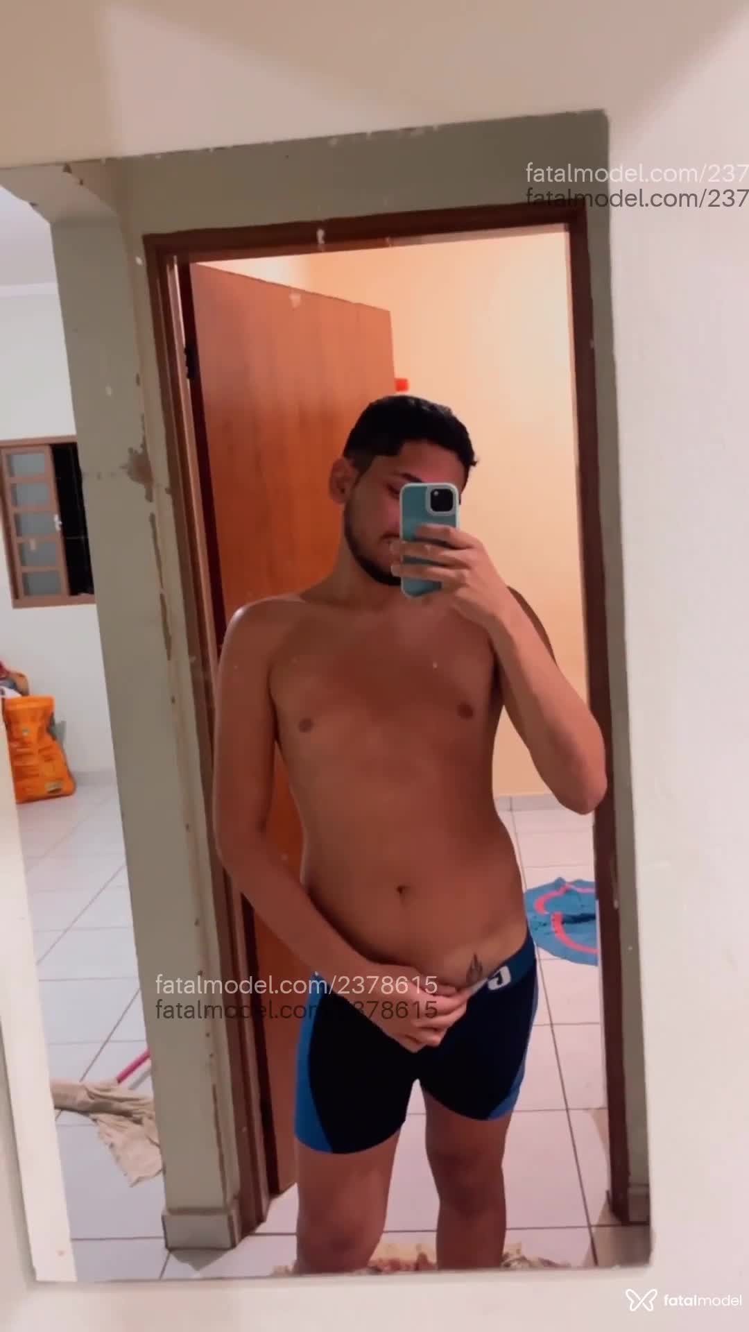 Acompanhante homem com cabelo castanho de olhos castanhos - Pedro