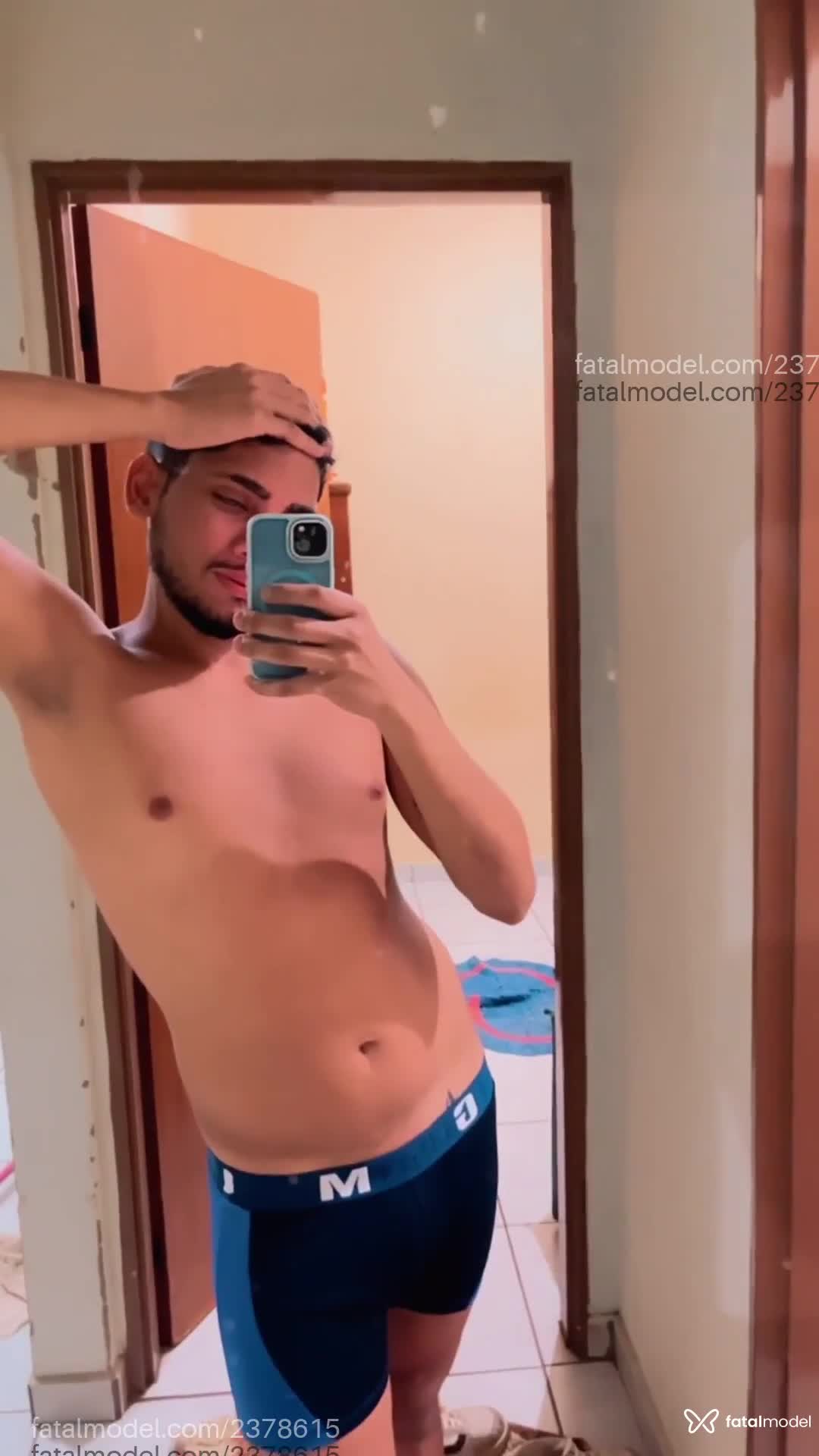 Acompanhante homem com cabelo castanho de olhos castanhos - Pedro