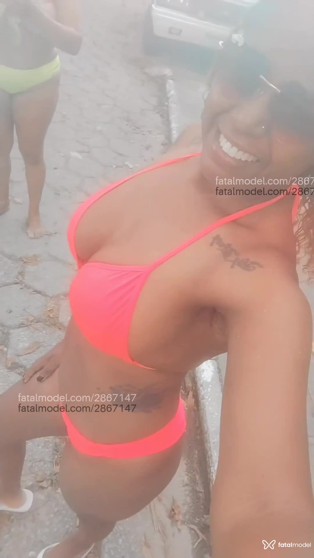 Acompanhante mulher com cabelo castanho de olhos pretos - Kikabombom