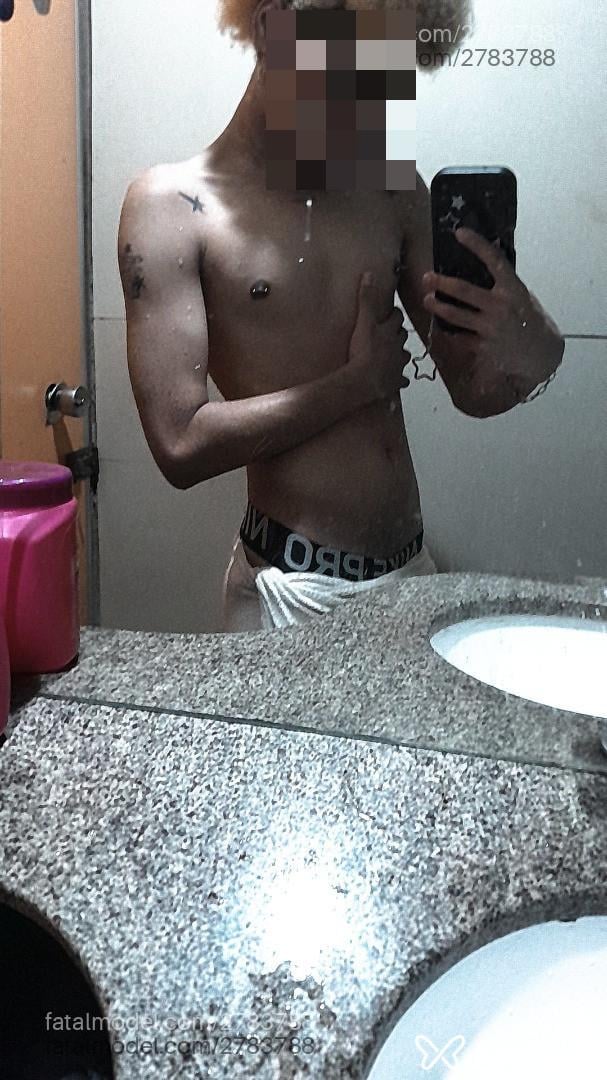 Acompanhante homem loira (o) de olhos castanhos - Pornstar