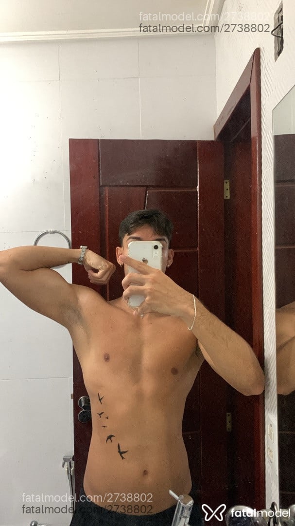 Acompanhante homem com cabelo castanho de olhos castanhos - Gedzin