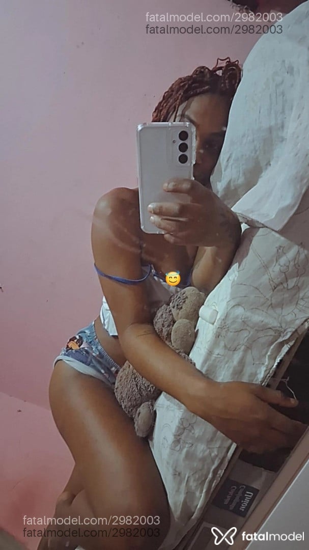 Acompanhante não-binário morena (o) de olhos castanhos em Belford Roxo - Vitória