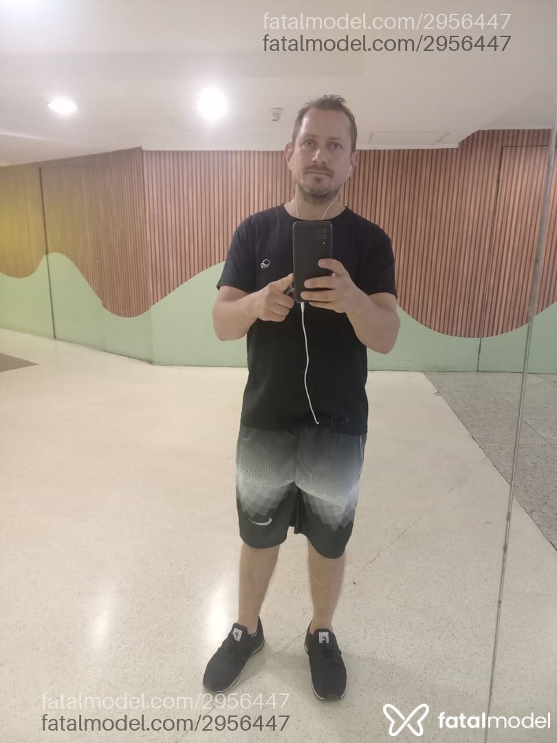 Acompanhante homem com cabelo castanho de olhos azuis em Goiânia - Dinos