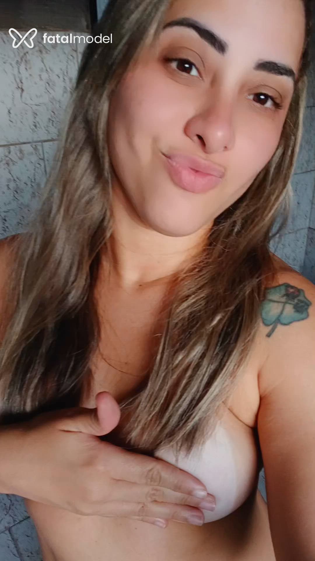 Acompanhante mulher loira (o) de olhos castanhos - Gisele Steinle