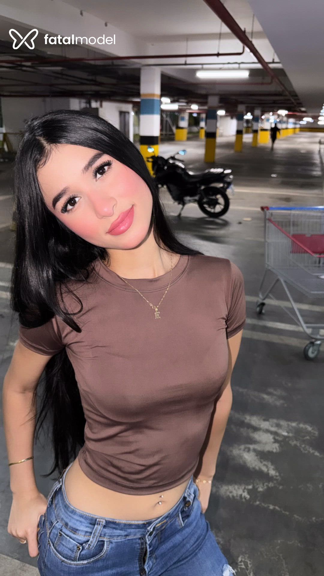 Acompanhante mulher morena (o) de olhos castanhos - Melly
