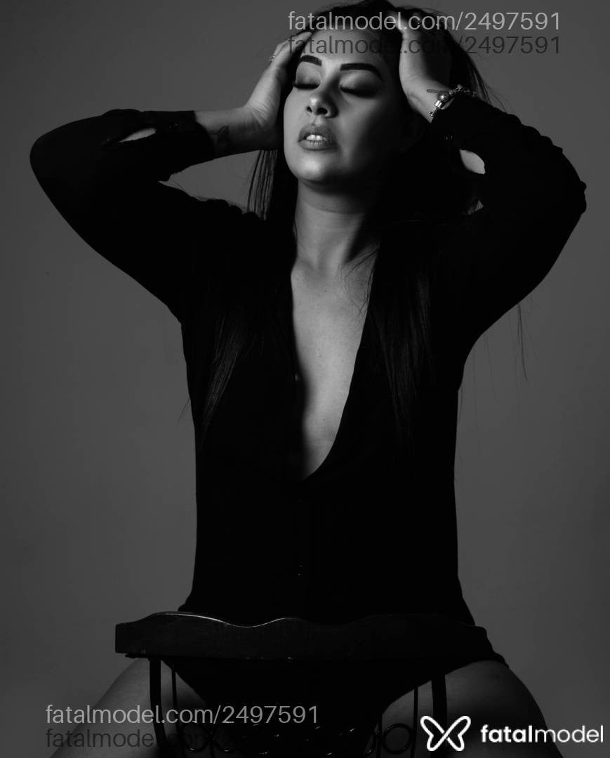 Acompanhante mulher morena (o) de olhos pretos - Julia