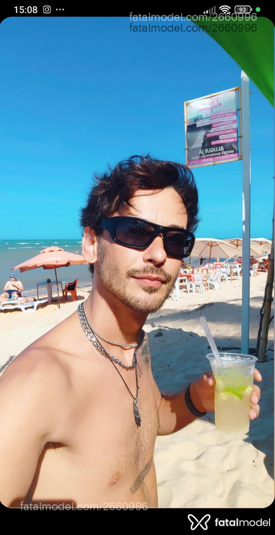 Acompanhante homem com cabelo castanho de olhos castanhos em Belo Horizonte Acompanhante homem com cabelo castanho de olhos castanhos em Belo Horizonte - Leonardo