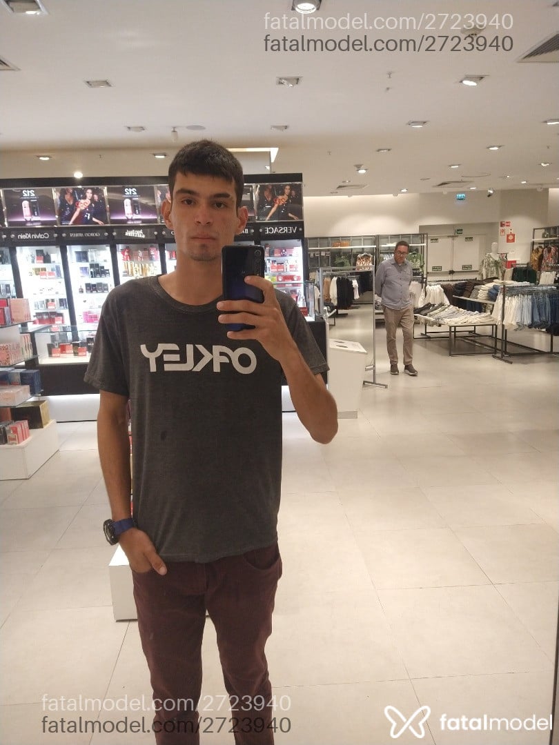 Acompanhante homem com cabelo castanho de olhos castanhos - Isaías Dornelles
