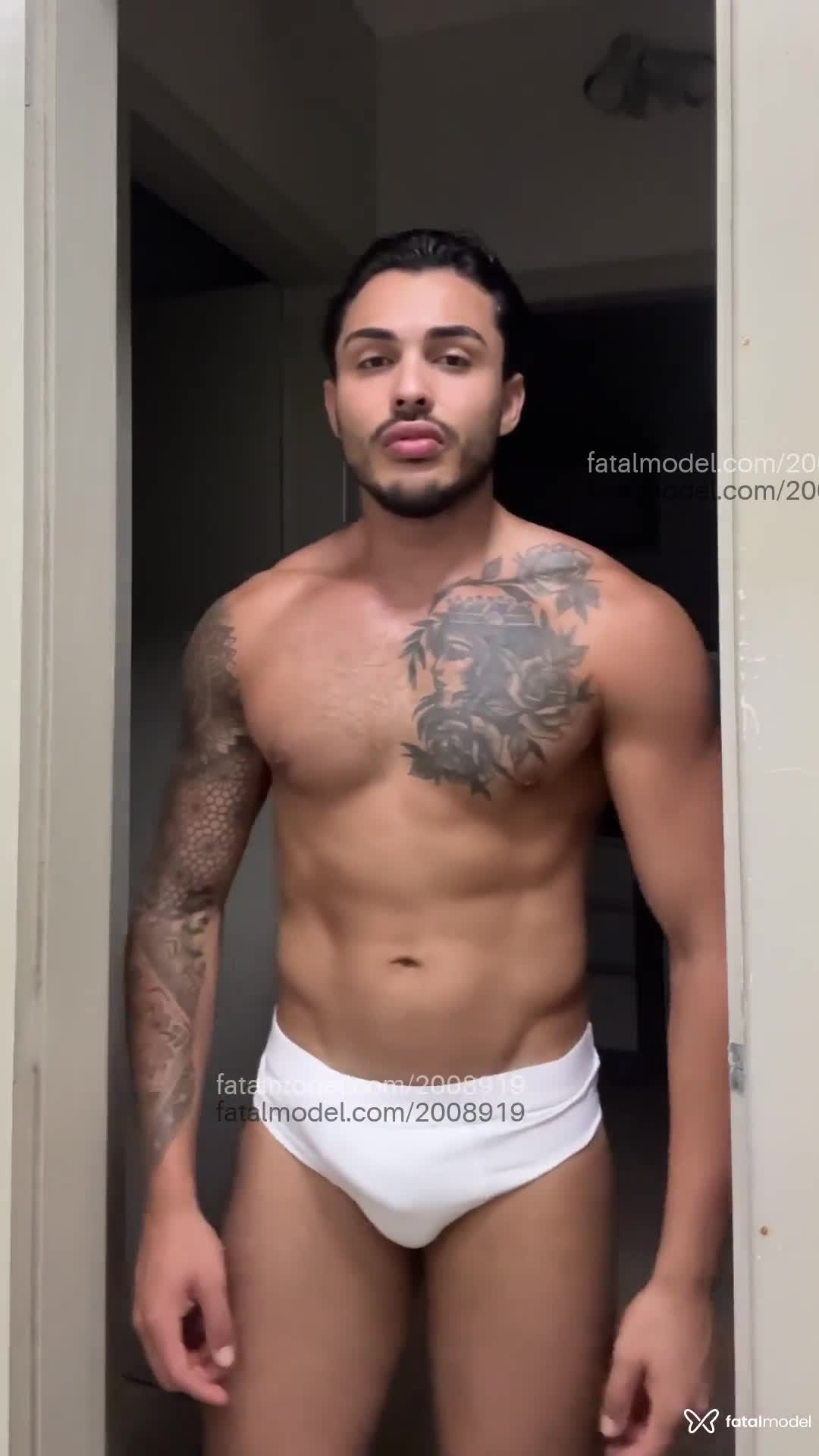 Acompanhante homem morena (o) de olhos castanhos em Itajaí - Leonardo Krefta