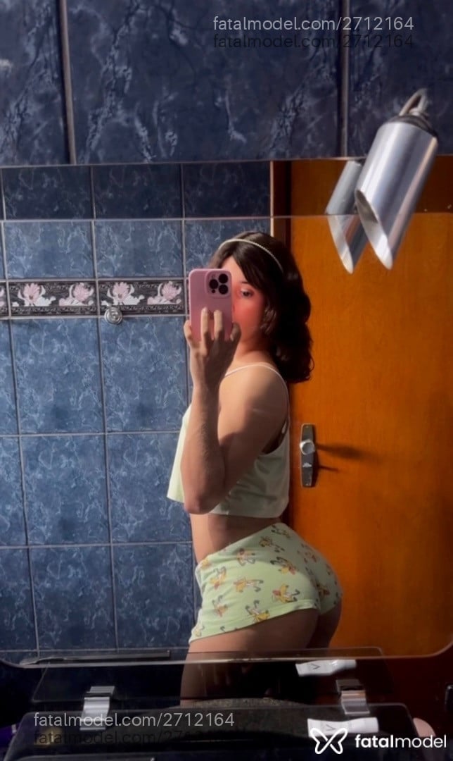 Acompanhante mulher trans com cabelo castanho de olhos castanhos em Goiânia - Welyda Dávila