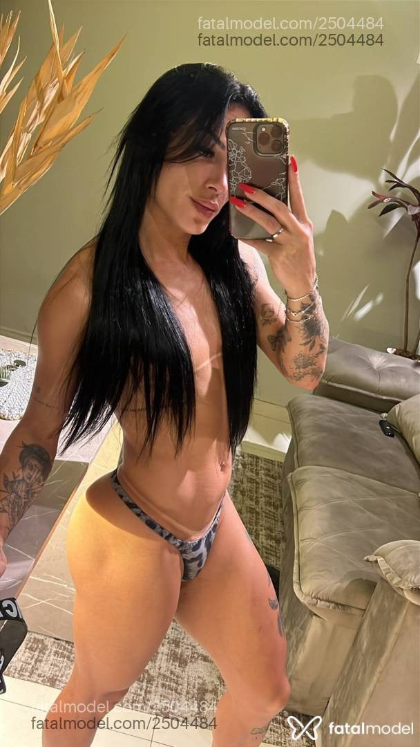 Acompanhante mulher trans morena (o) de olhos castanhos - Vick Builder