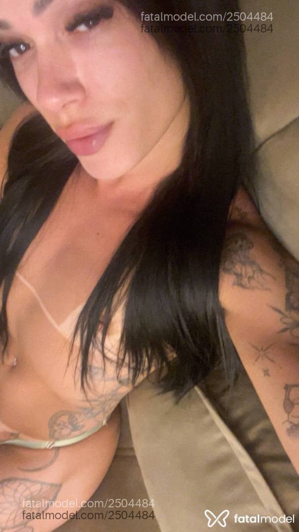 Acompanhante mulher trans morena (o) de olhos castanhos - Vick Builder