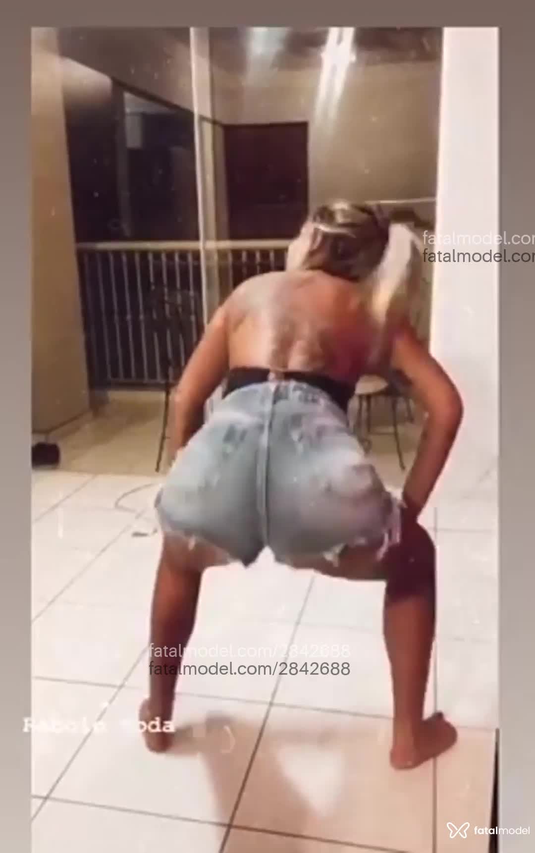 Acompanhante mulher loira (o) de olhos castanhos em Maringá - Melany Pecatto