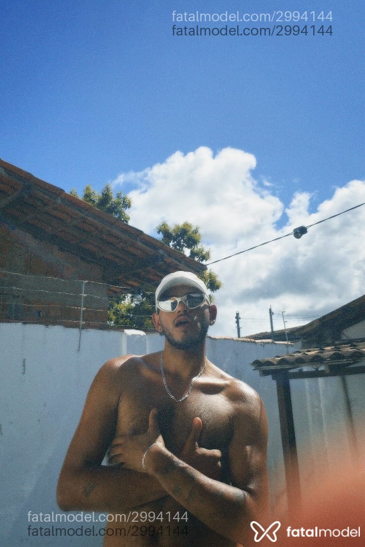 Acompanhante homem sem cabelo de olhos castanhos em Porto Seguro - Atlas