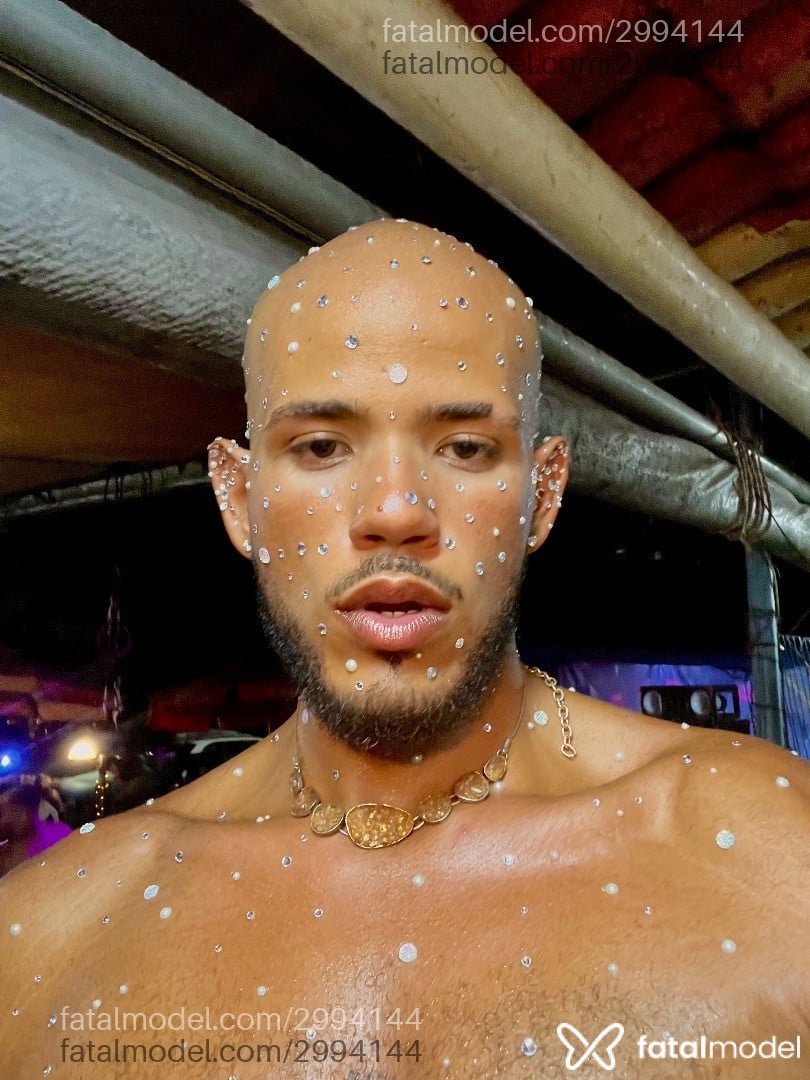 Acompanhante homem sem cabelo de olhos castanhos em Porto Seguro - Atlas