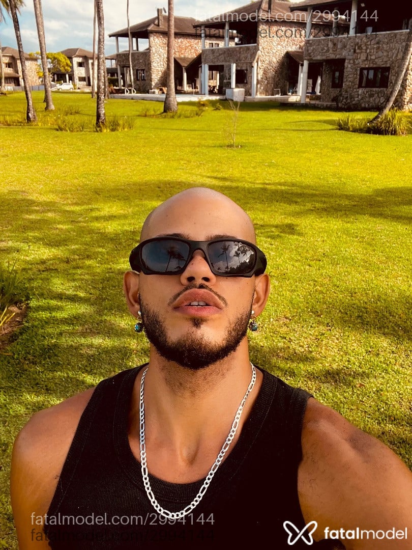 Acompanhante homem sem cabelo de olhos castanhos em Porto Seguro - Atlas