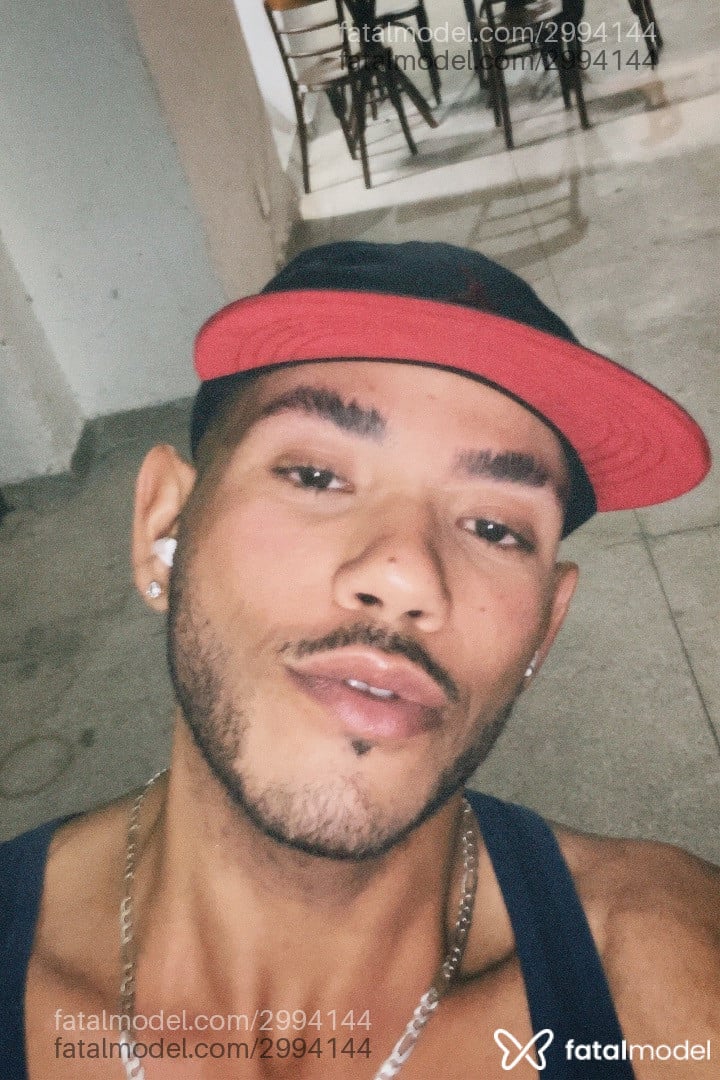 Acompanhante homem sem cabelo de olhos castanhos em Porto Seguro - Atlas
