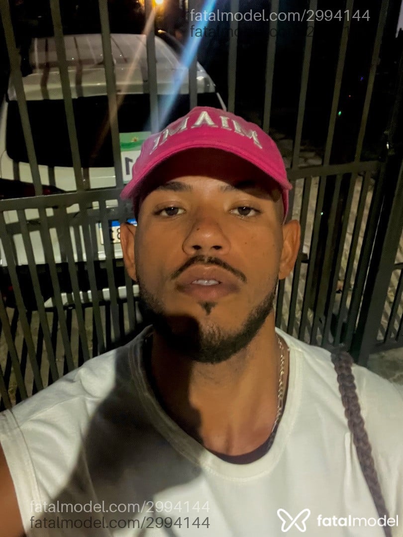 Acompanhante homem sem cabelo de olhos castanhos em Porto Seguro - Atlas