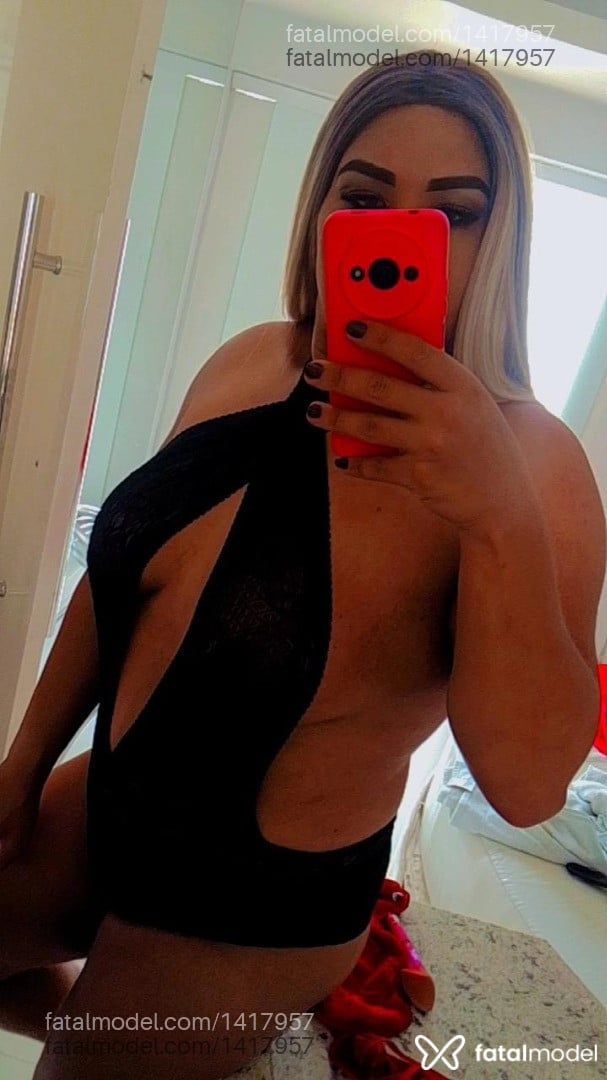 Acompanhante mulher trans com cabelo castanho de olhos mel em João Pinheiro Acompanhante mulher trans com cabelo castanho de olhos mel em João Pinheiro - Aryela