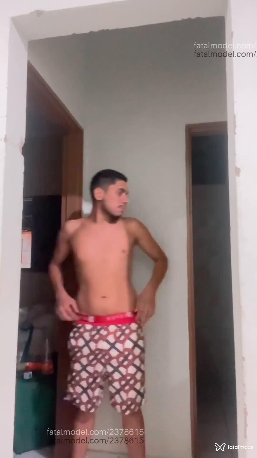 Acompanhante homem com cabelo castanho de olhos castanhos - Pedro