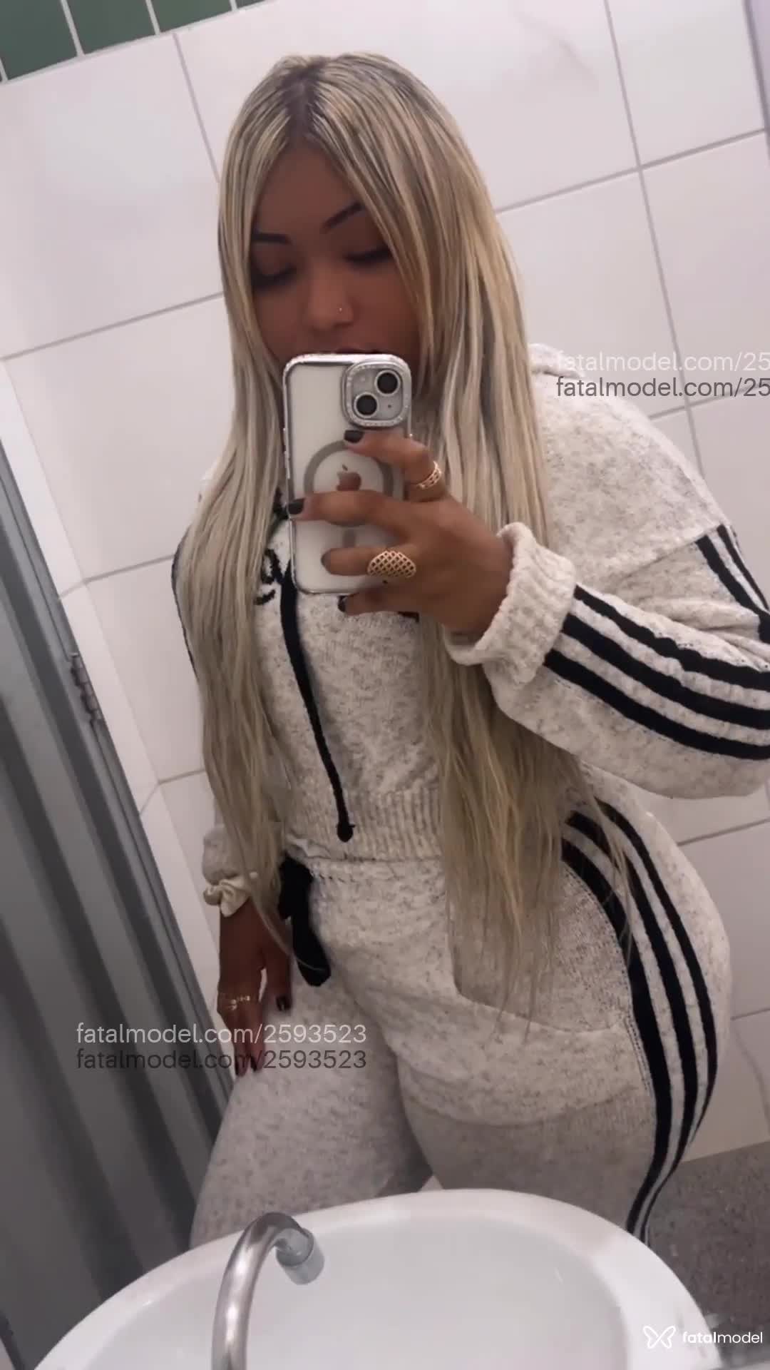 Acompanhante mulher loira (o) de olhos castanhos em Rondonópolis Acompanhante mulher loira (o) de olhos castanhos em Rondonópolis - Izzy Liv