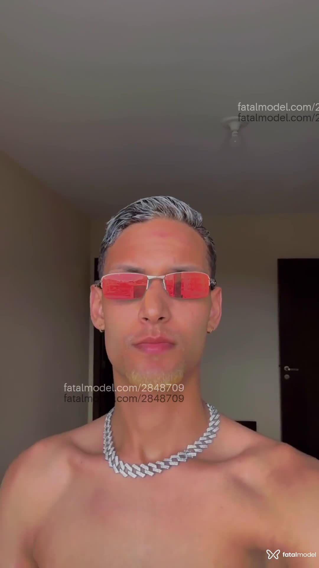 Acompanhante homem com cabelo castanho de olhos castanhos em Brusque - Herverson Cria