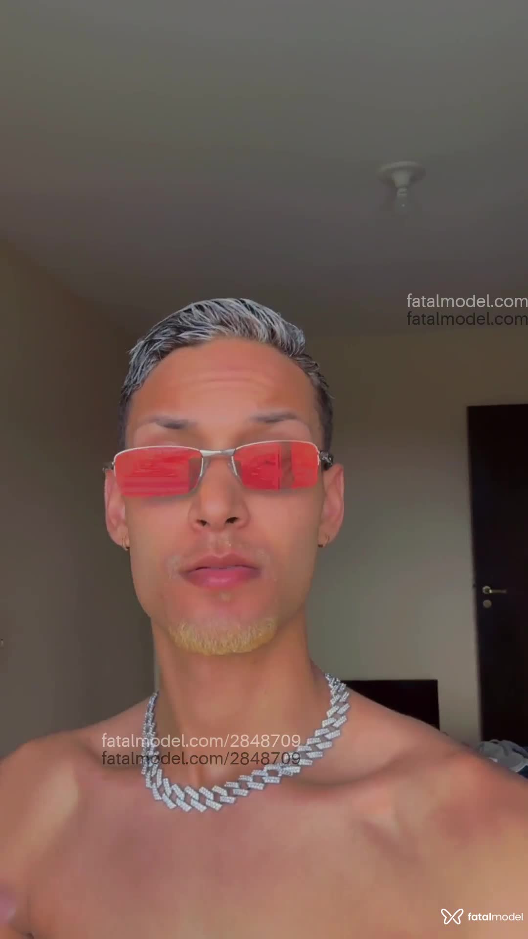 Acompanhante homem com cabelo castanho de olhos castanhos em Brusque - Herverson Cria