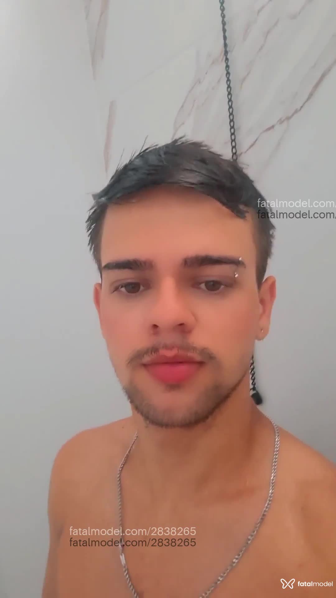 Acompanhante homem com cabelo castanho de olhos castanhos - Novinhobr
