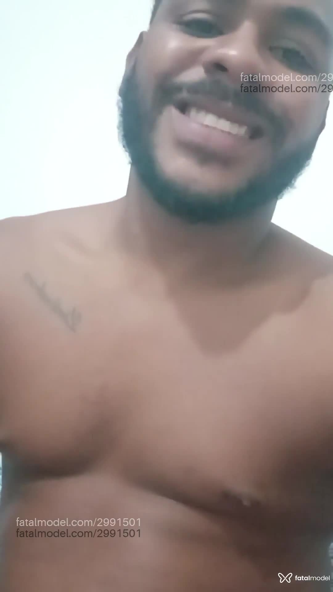 Acompanhante homem morena (o) de olhos pretos - Negododende Acompanhante homem morena (o) de olhos pretos - Negododende
