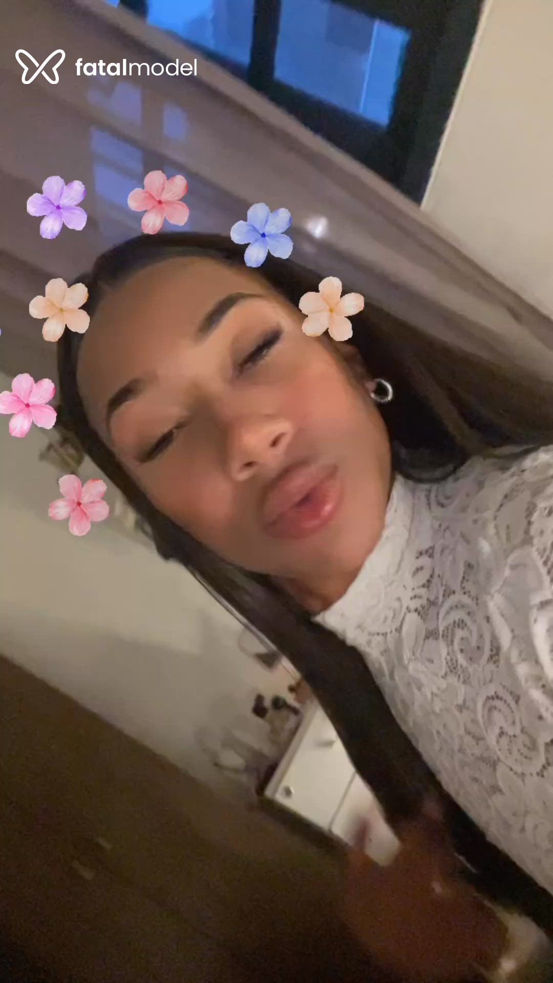 Acompanhante mulher trans com cabelo castanho de olhos pretos - Milla