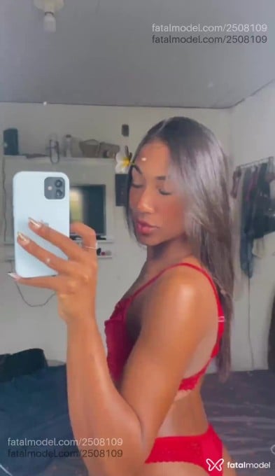 Acompanhante mulher trans com cabelo castanho de olhos pretos em Florianópolis - Milla