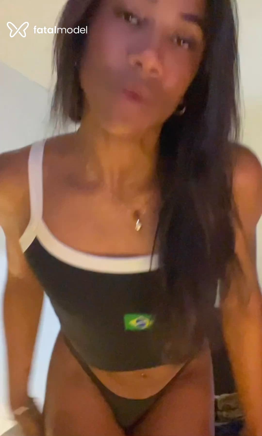 Acompanhante mulher trans com cabelo castanho de olhos pretos - Milla