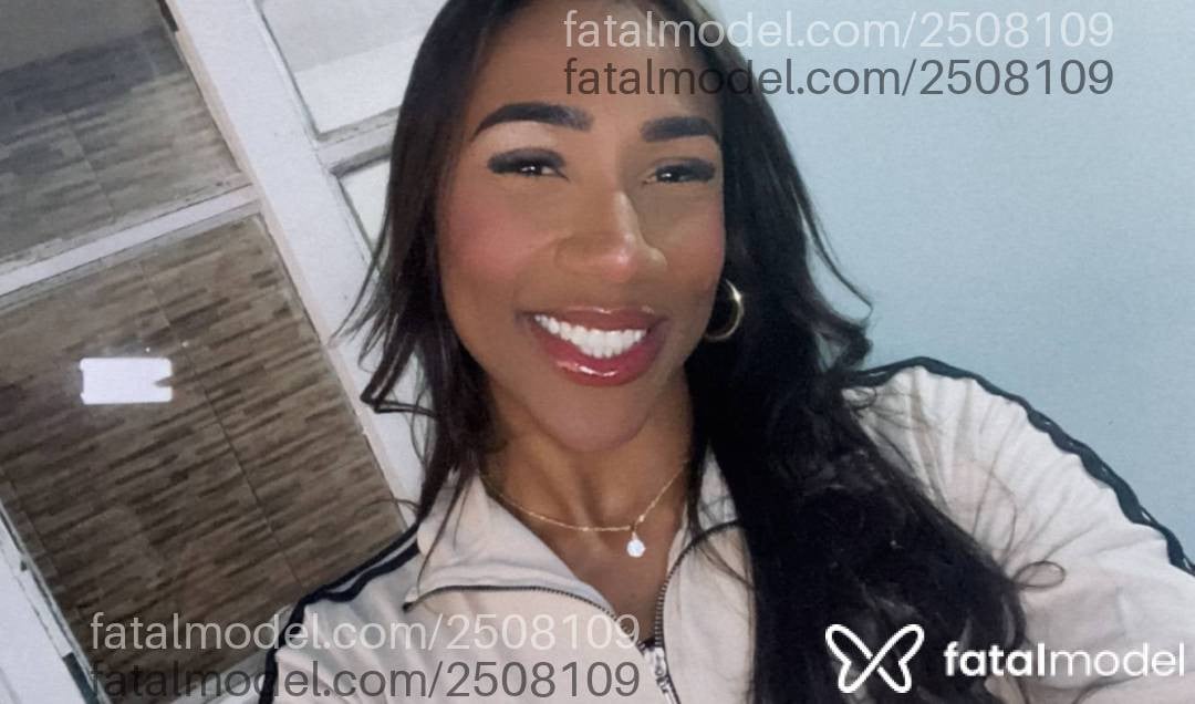 Acompanhante mulher trans com cabelo castanho de olhos pretos - Milla
