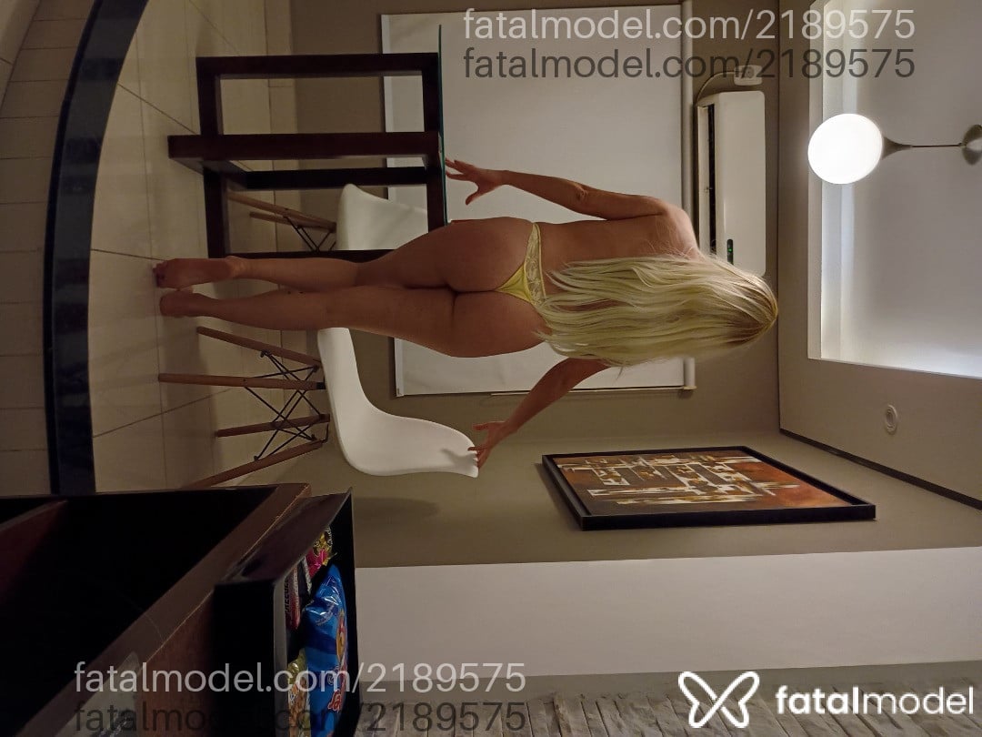 Acompanhante mulher com cabelo colorido de olhos pretos - Paola