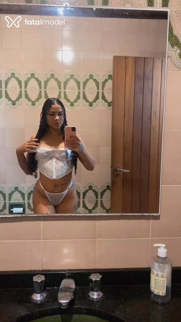 Acompanhante mulher morena (o) de olhos mel - Nicole