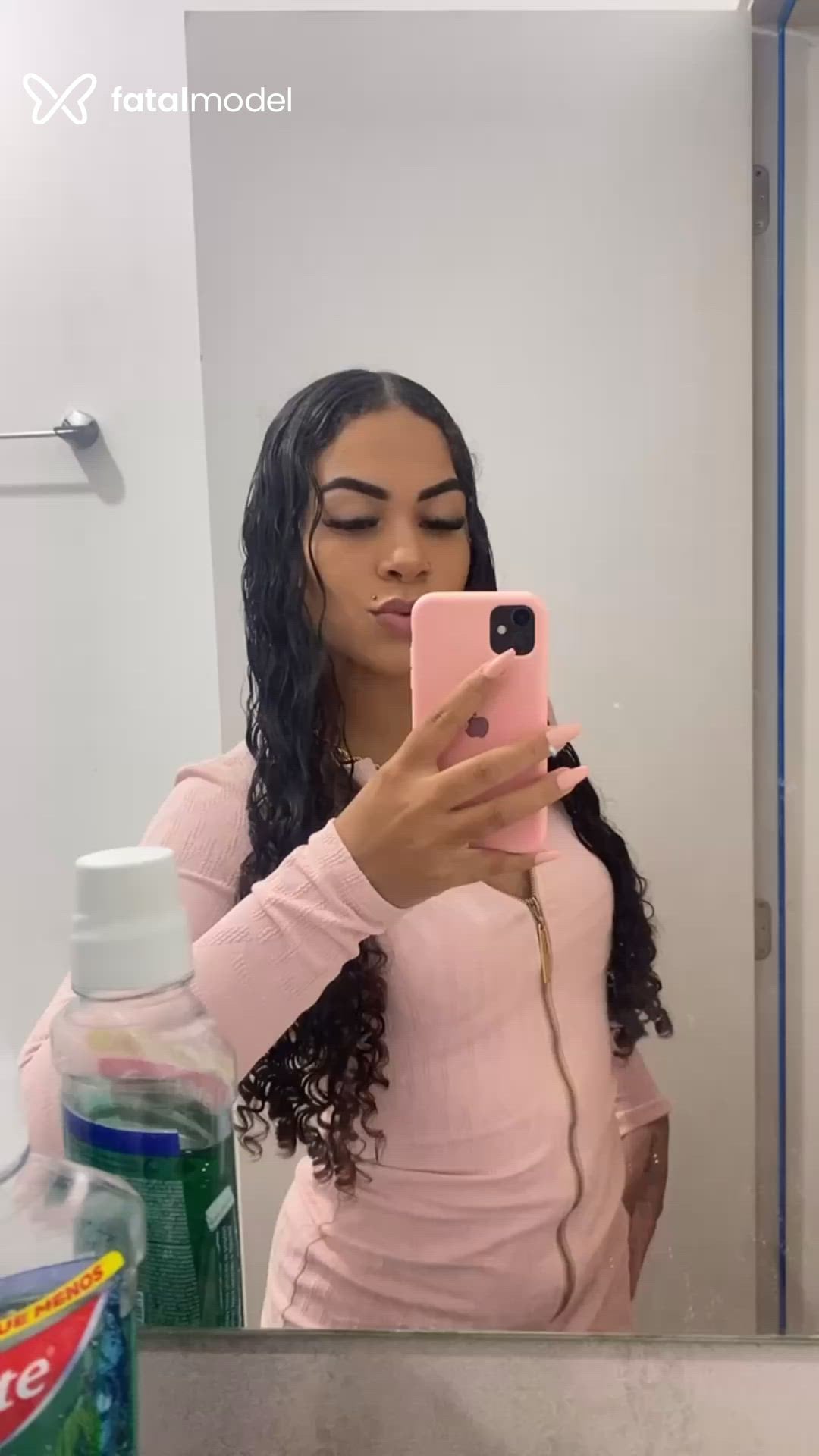 Acompanhante mulher morena (o) de olhos mel - Nicole
