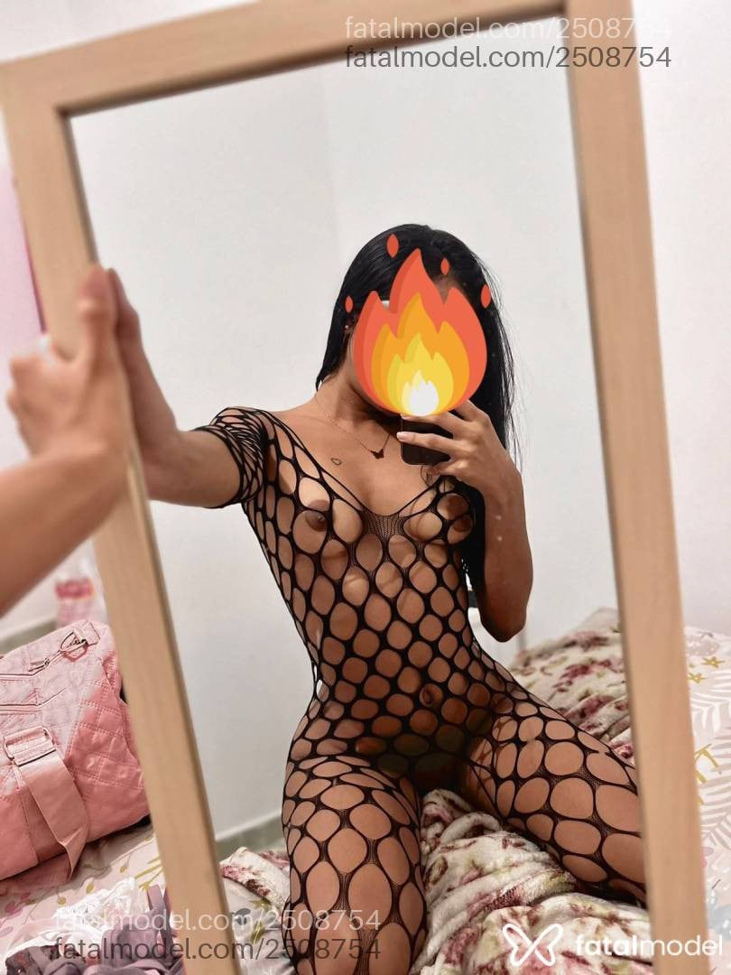 Acompanhante mulher morena (o) de olhos pretos - ísis
