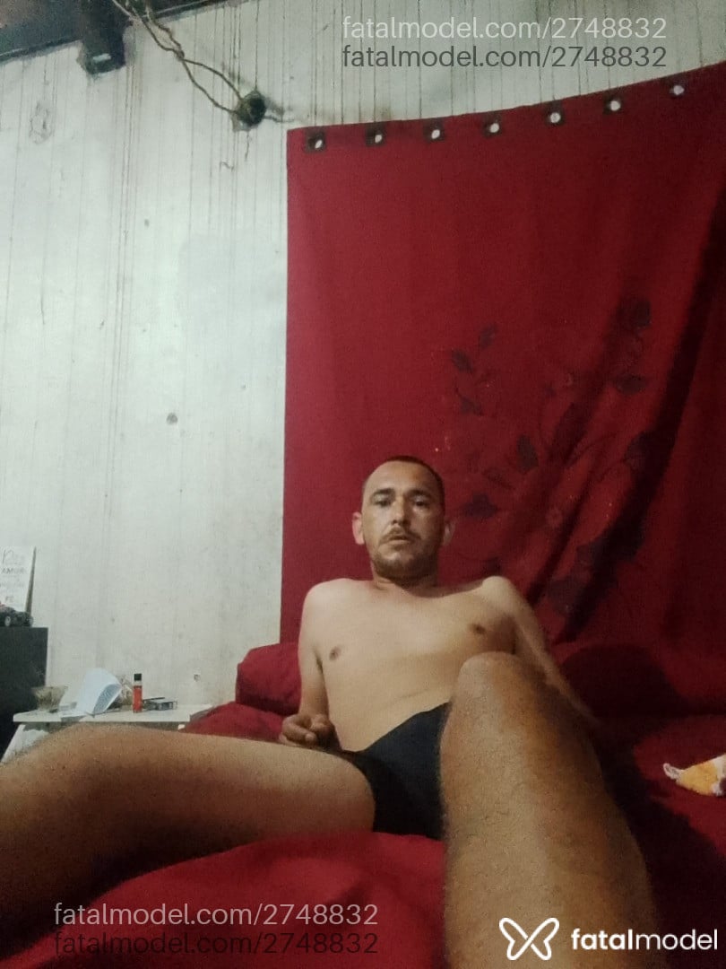 Acompanhante homem com cabelo castanho de olhos castanhos - Rafael Acompanhante homem com cabelo castanho de olhos castanhos - Rafael