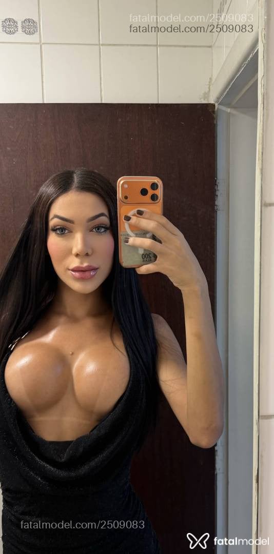 Acompanhante mulher trans morena (o) de olhos azuis - Gabriella Beline