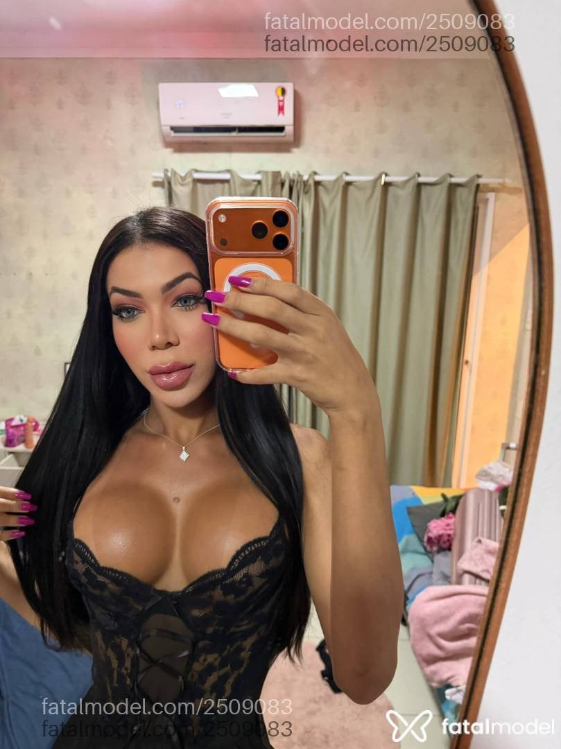 Acompanhante mulher trans morena (o) de olhos azuis - Gabriella Beline