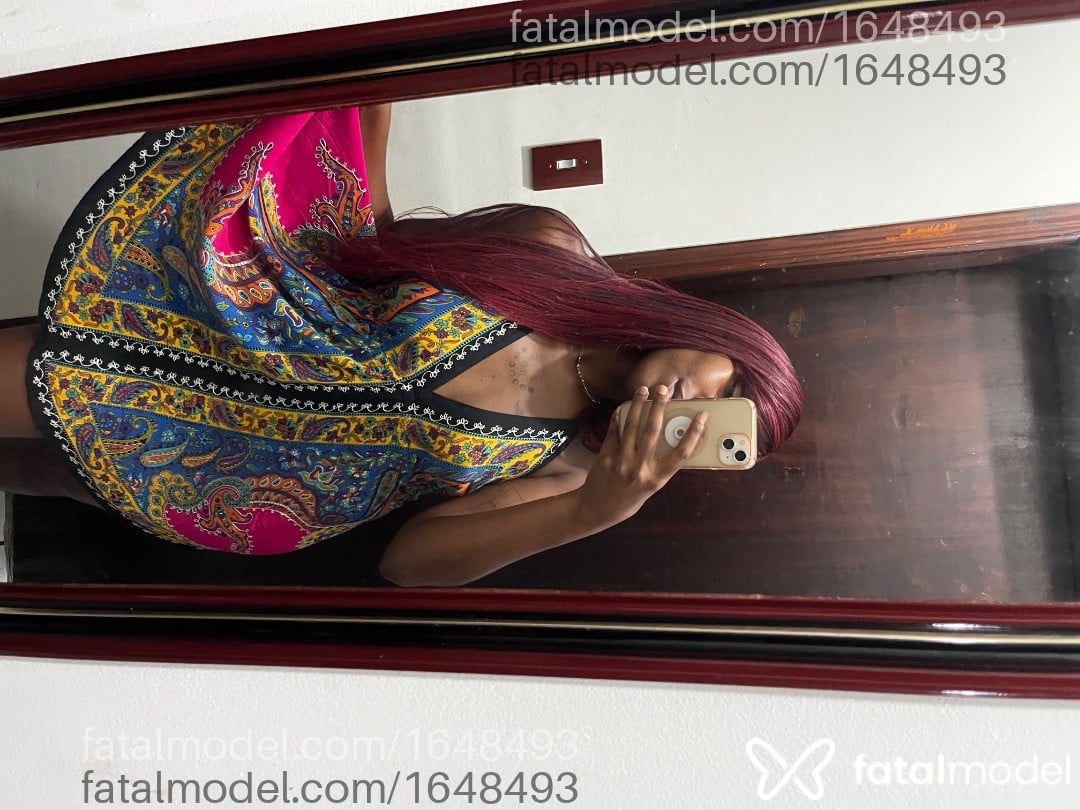 Acompanhante mulher com cabelo colorido de olhos pretos em Campinas - Nanda Macedo