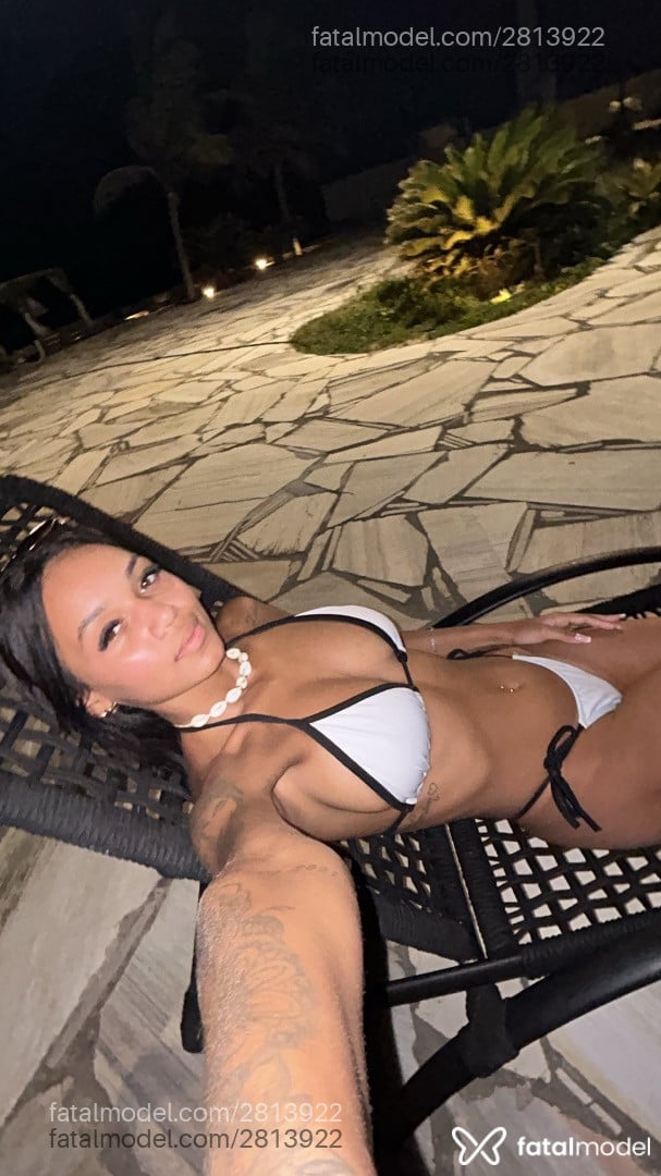 Acompanhante mulher com cabelo castanho de olhos mel em Rio de Janeiro Acompanhante mulher com cabelo castanho de olhos mel em Rio de Janeiro - Beatriz