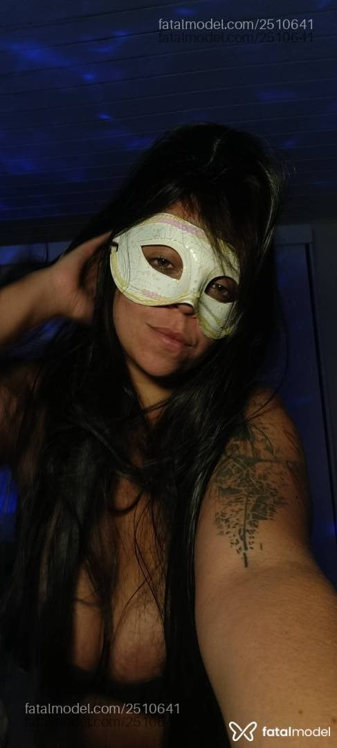 Acompanhante mulher morena (o) de olhos verdes em Virtual - Violeta Dark