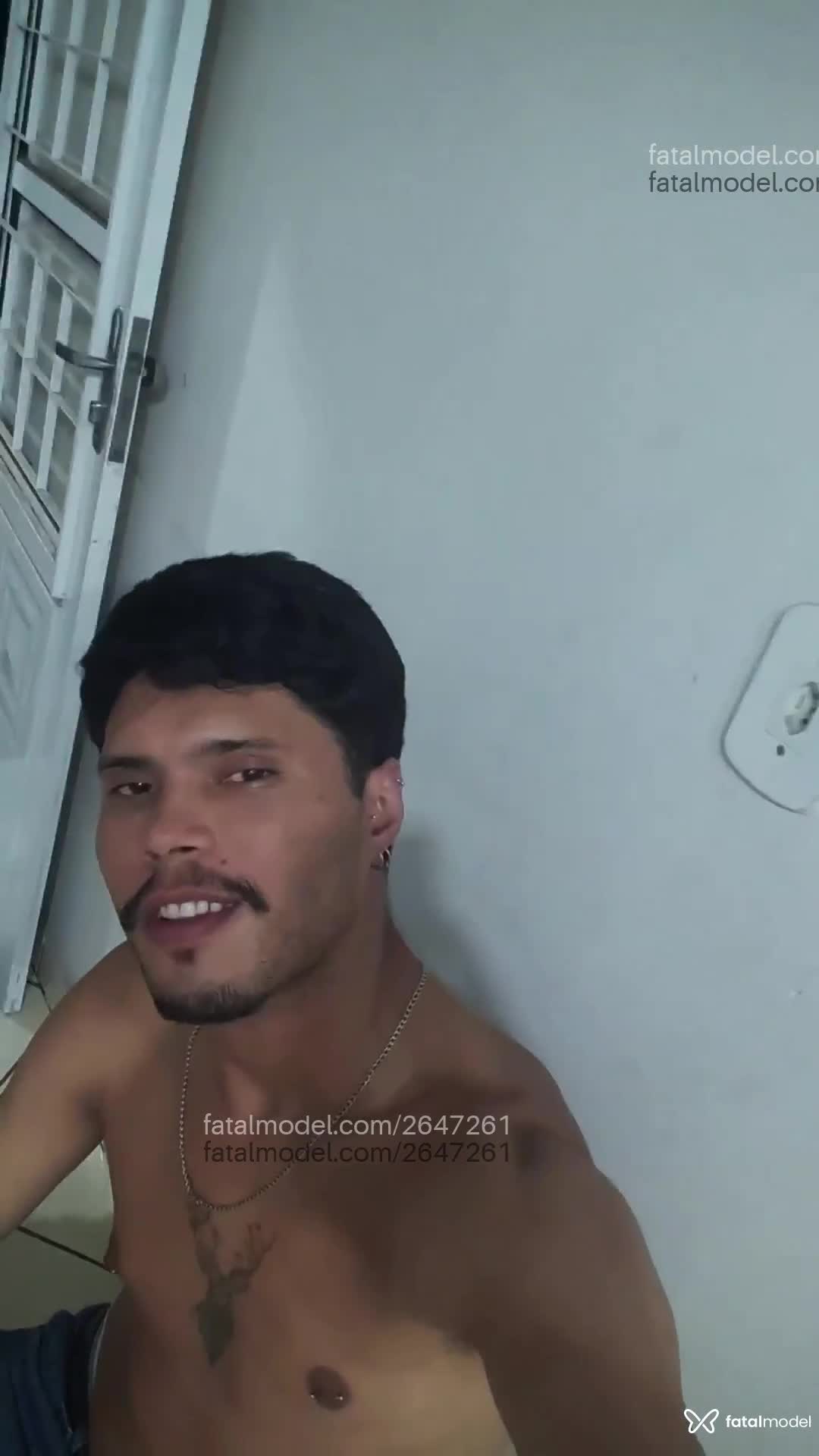 Acompanhante homem morena (o) de olhos pretos - Cris Acompanhante homem morena (o) de olhos pretos - Cris