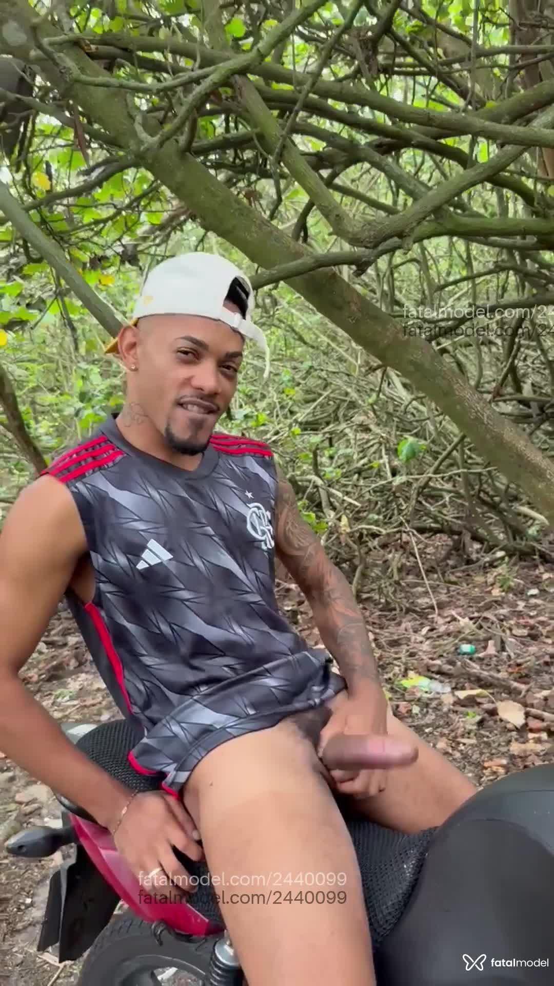 Acompanhante homem morena (o) de olhos pretos - Henrique Baiano Acompanhante homem morena (o) de olhos pretos - Henrique Baiano